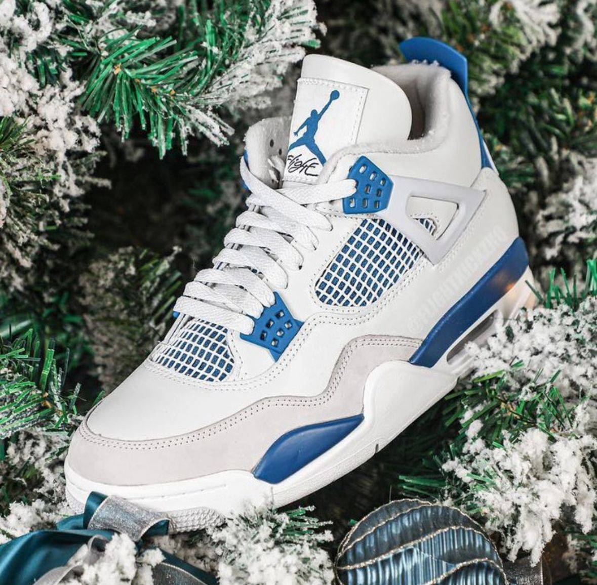 Air Jordan 4 Military Blue